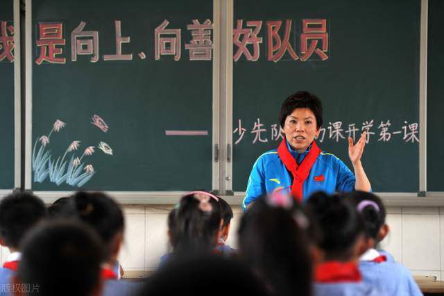 女士穿透明泳衣