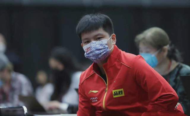 女人趴到床脱了内裤打光屁股视频